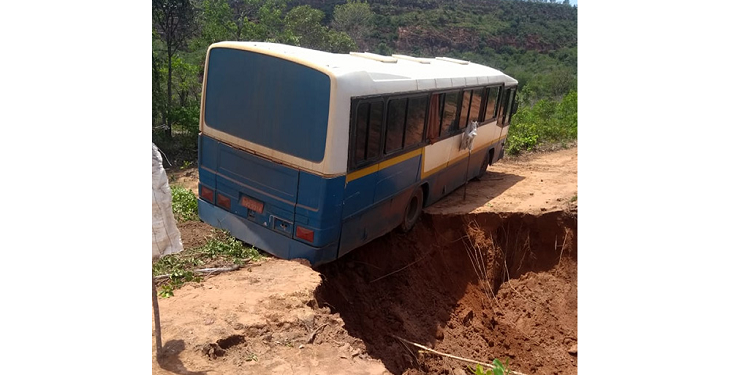 Ônibus quase cai em cratera no Sul do Piauí